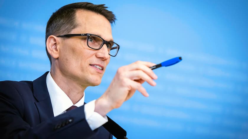 Swiss National Bank's (SNB) Chairman of the Governing Board Martin Schlegel gestures during a media briefing at the Swiss National Bank in Zurich, Switzerland, on Thursday, June 19, 2025. (KEYSTONE/Michael Buholzer)