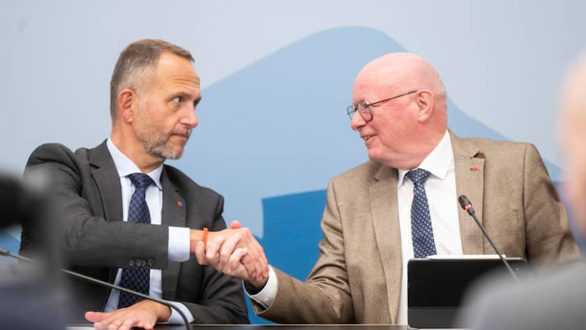 Angespannte Stimmung: Der Tessiner Regierungsrat Norman Gobbi (links) gab gegenüber SBB-CEO Vincent Ducrot (rechts) der Unzufriedenheit zum Abbau von SBB Cargo im Tessin Ausdruck.