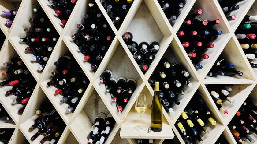 <p>Das Vorher-Bild wäre zu krass, aber jetzt sieht der private Weinkeller proper aus. Datenbank sei Dank: Die Flasche von der Wedding Oak Winery aus dem Texas Hill Country liegt in Fach 23. Sie ist ein Einzelstück.</p>