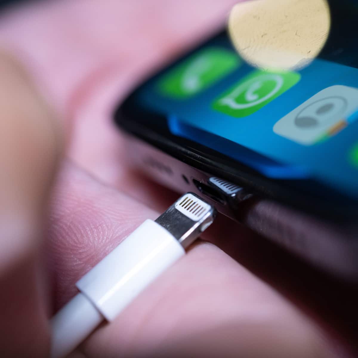 iPhone 15: Falsches USB-C-Ladegerät kann euer iPhone ruinieren