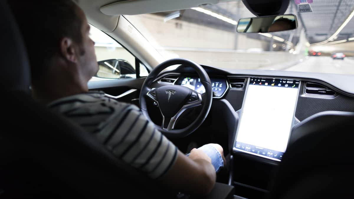 Kalifornische Fahrzeugbehörde Verklagt Tesla Wegen Autopilot ...