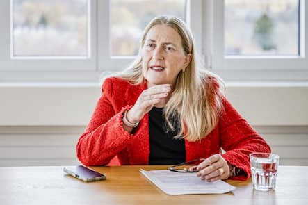 Portrait von Staatssekretaerin Helene Budliger Artieda, Direktorin des Staatssekretariats fuer Wirtschaft SECO, portraitiert am 17. November 2022 im SECO in Bern. (KEYSTONE/Susanne Goldschmid)