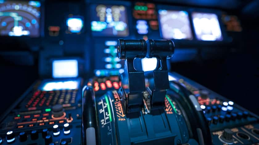 Ein ETF-Sparplan steuert den Vermögensaufbau wie ein Autopilot im Flugzeug.