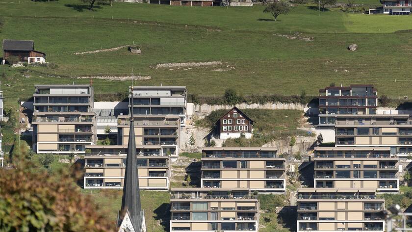 Ein altes Haus inmitten eines neuen Wohngebiets, fotografiert am 24. September 2021 in Buochs Ennetbuergen. (KEYSTONE/Gaetan Bally)