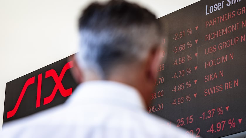 Diese fünf Anlagevehikel können dem Portfolio Schwung verleihen Ein Mann betrachtet aktuelle Boersenkurse die an einer LED-Wand im Eingangsbereich der Neuen Boerse Zuerich-West des SIX-Hauptsitzes an der Pfingstweidstrasse angezeigt werden aufgenommen am Montag, 7. April 2025 in Zuerich. (KEYSTONE/Michael Buholzer)