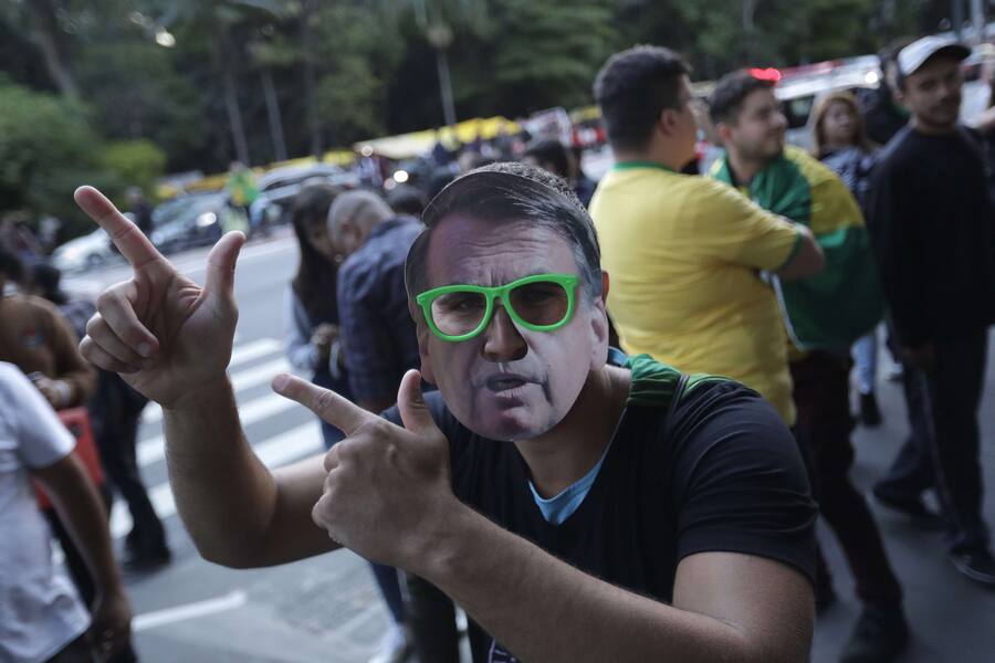 epa07127994 Supporters of far-right presidential candidate Jair Bolsonaro in Sao Paulo, Brazil, 28 October 2018. Around 147 millions Brazilians are called to vote for 14 governors and in the second round of the country's presidential elections, between far-right candidate Jair Bolsonaro and Fernando Haddad of the Workers Party. EPA/Sebastiao Moreira