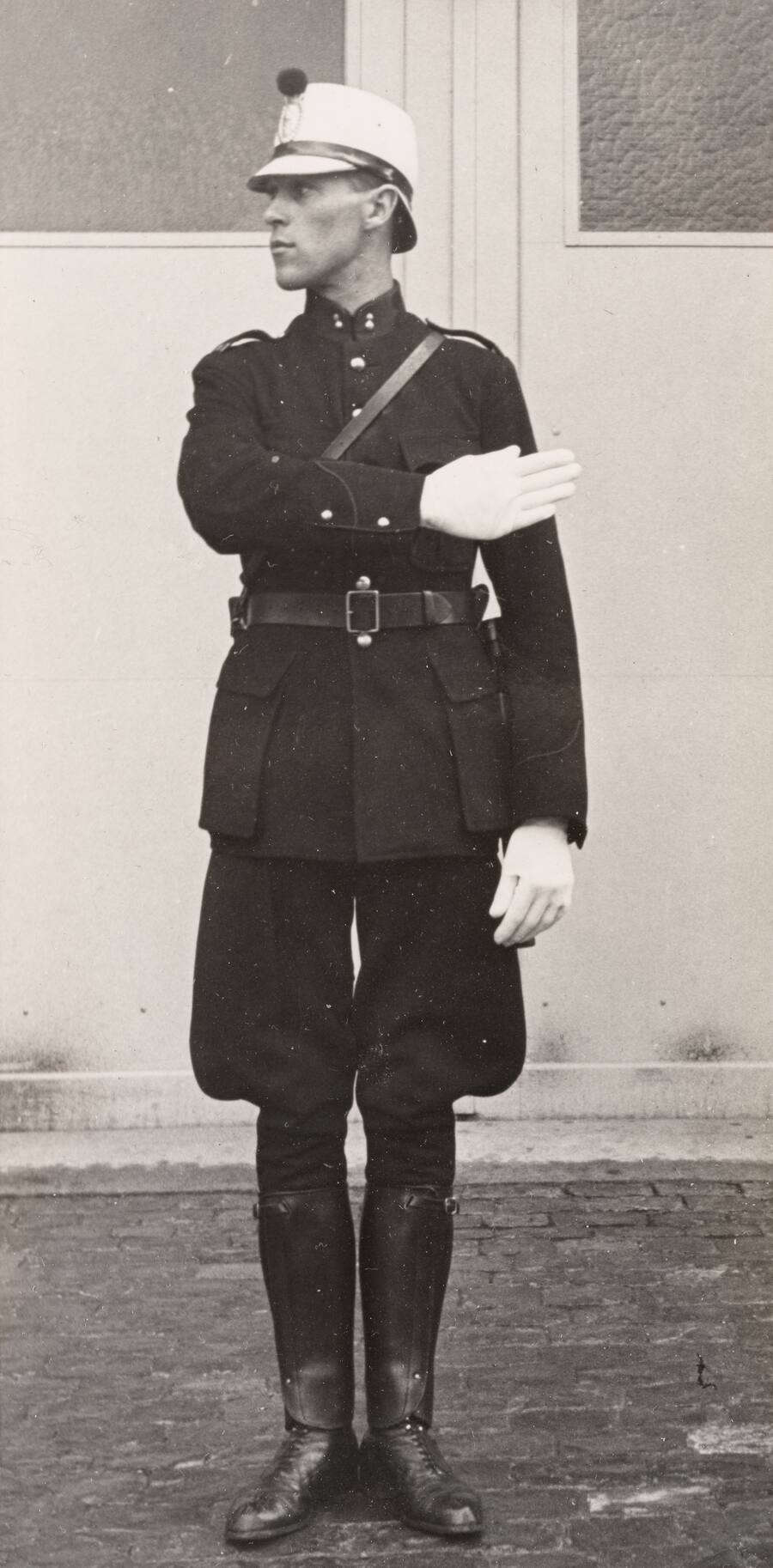 Berner Verkehrspolizist um 1930.